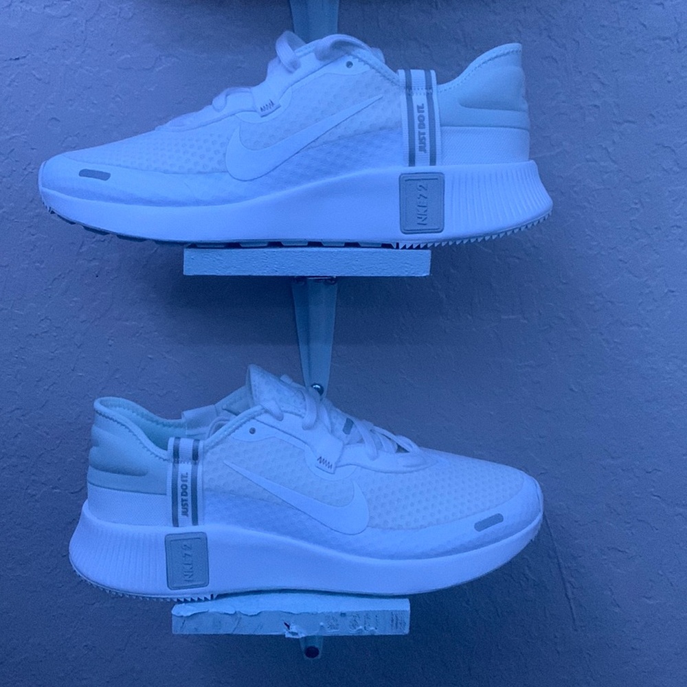 Womens Nike Reposto